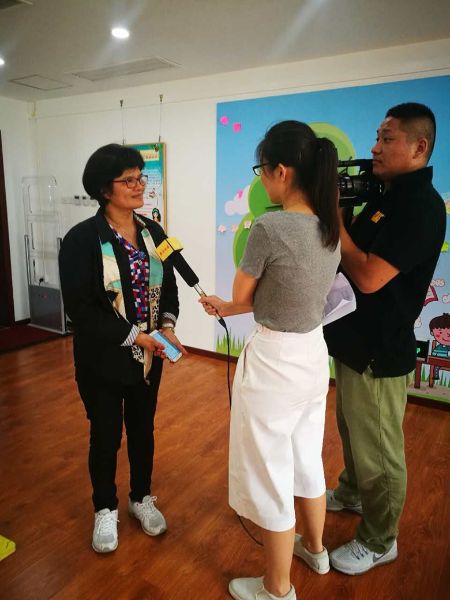 參訪團團長接受《朝陽有線》采訪(團結湖文化中心)_副本 參訪團團長接受《朝陽有線》采訪(團結湖文化中心)_副本