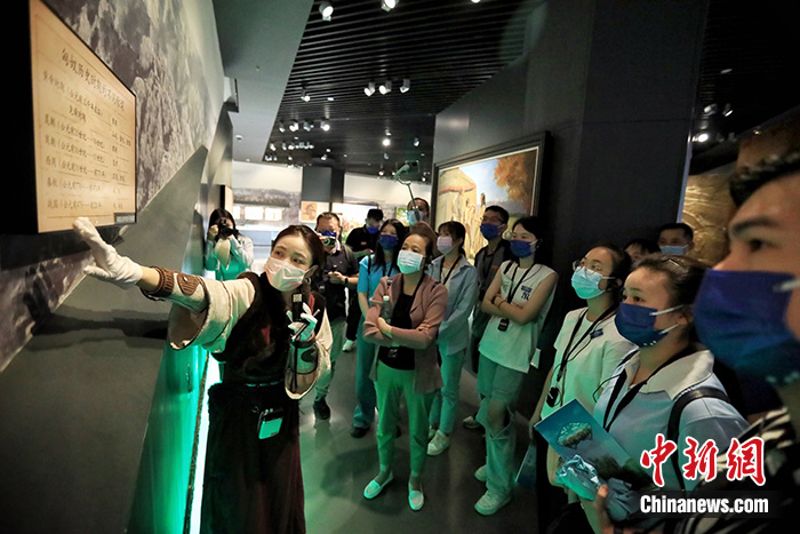 7月24日，40余位兩岸青年走進呼和浩特市昭君博物院參訪，了解內蒙古人文歷史和各民族交流交融故事。 中新社記者 李雪峰 攝