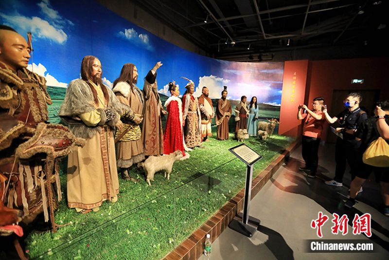 7月24日，40余位兩岸青年走進呼和浩特市昭君博物院參訪，了解內蒙古人文歷史和各民族交流交融故事。 中新社記者 李雪峰 攝
